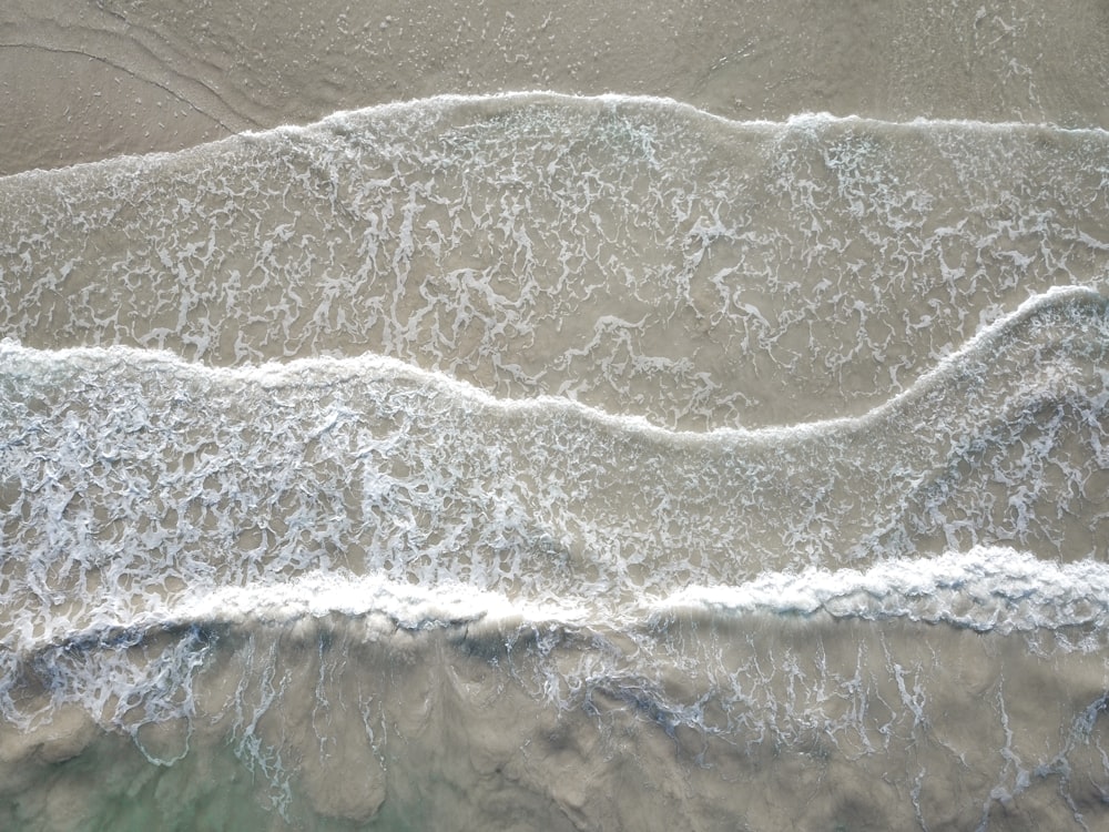 ocean waves crashing to shore