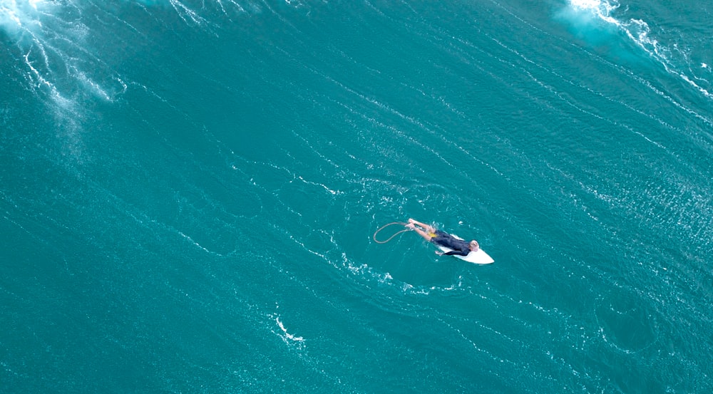 Photographie aérienne d’un homme en train de surfer
