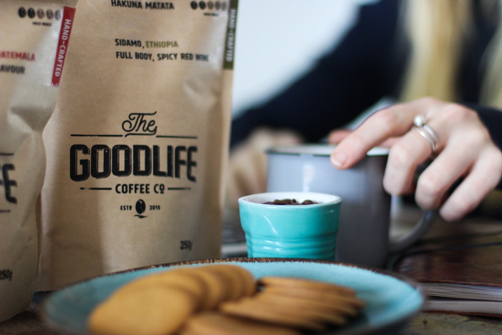 Plato lleno de galletas y bolsa de café