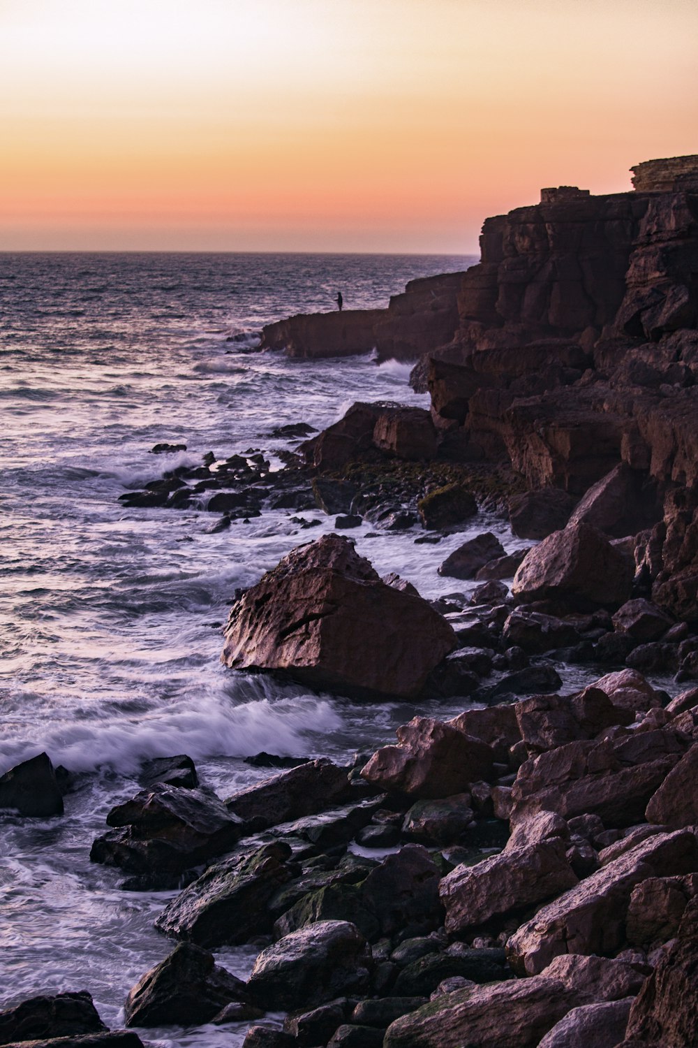 Rocas cerca del mar durante la hora dorada