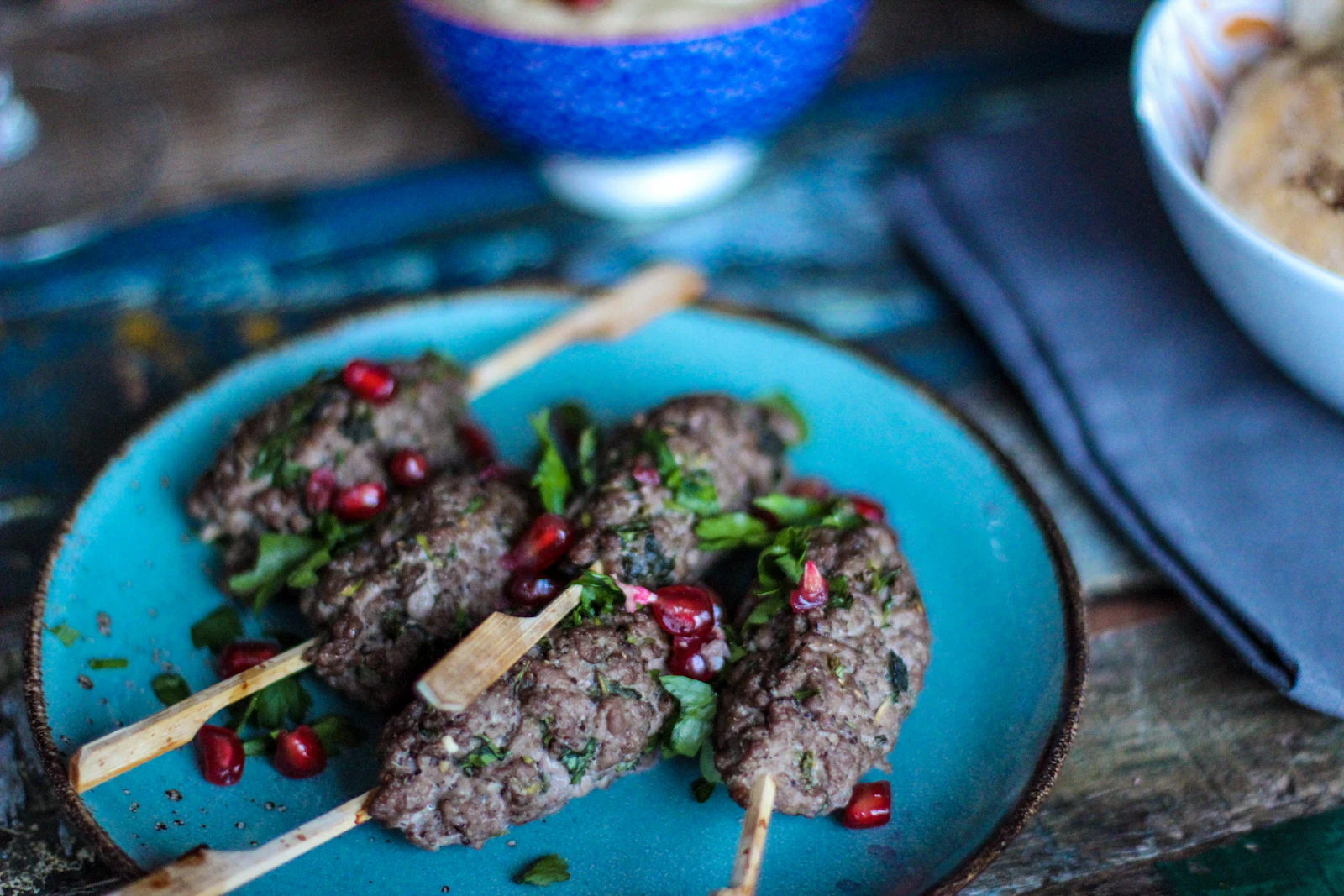 Banquete de cocina de Oriente Medio con carnes especiadas y mezze