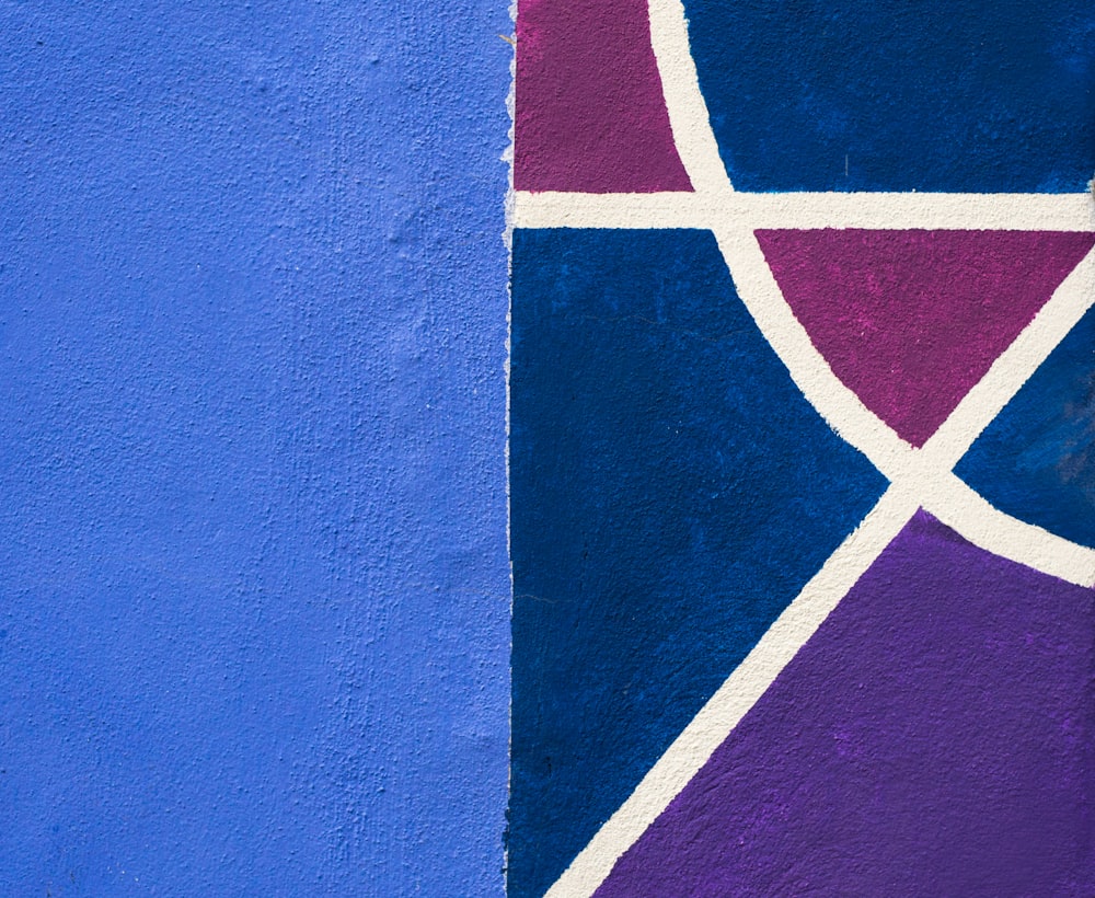 Pared pintada de morado, blanco y verde azulado