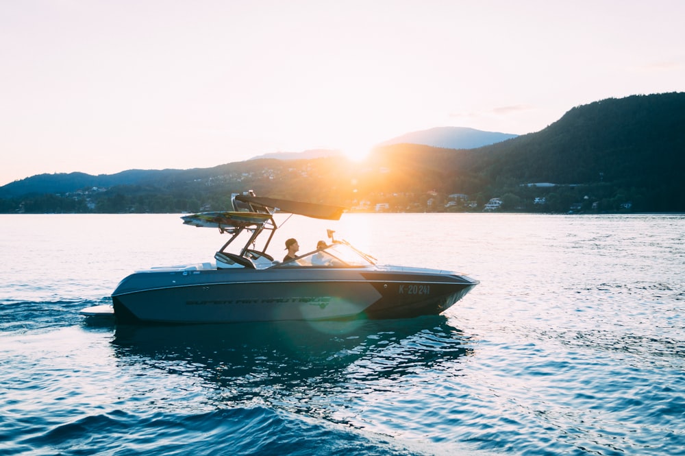 Foto von Menschen, die auf einem Motorboot fahren