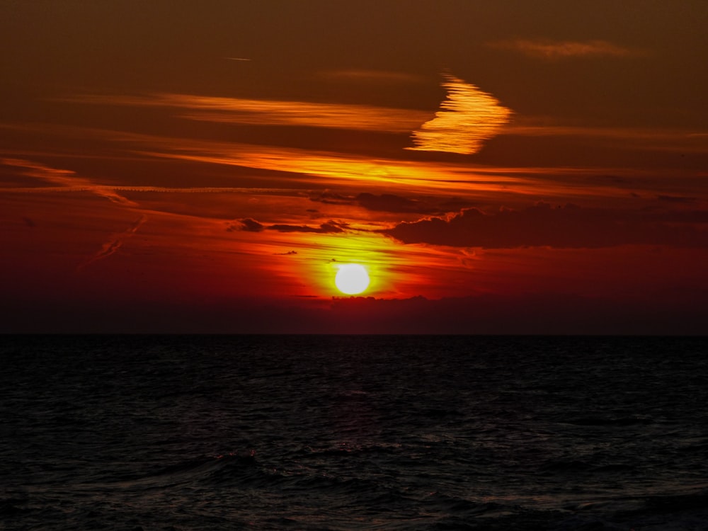 水域と夕日の眺め