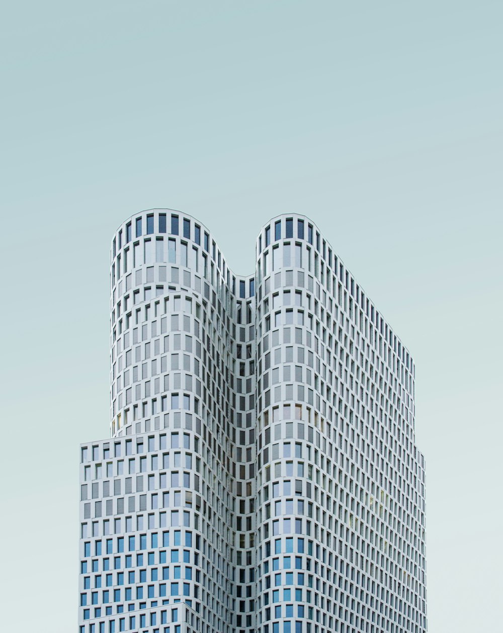 edifício de concreto sob o céu branco durante o dia