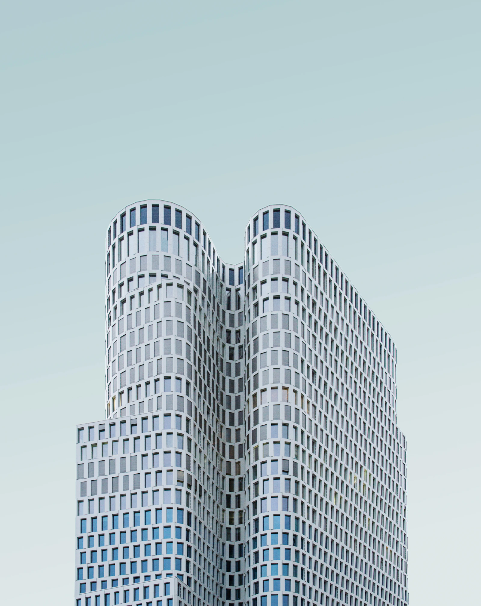 Geometrische architectuur tegen een lichte hemel