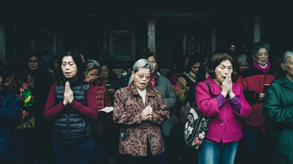 Les femmes prient debout