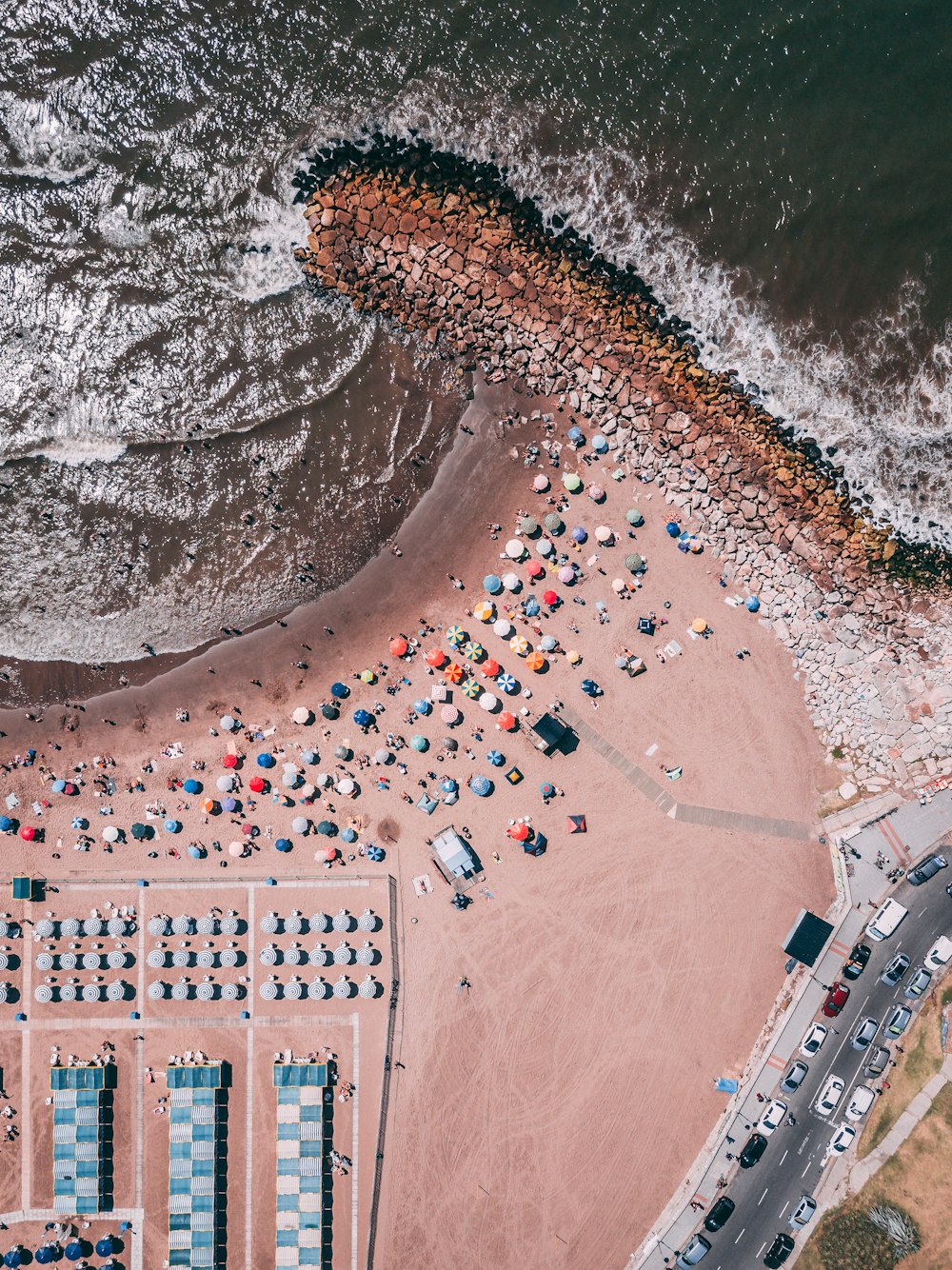 海の近くでの人々の航空写真