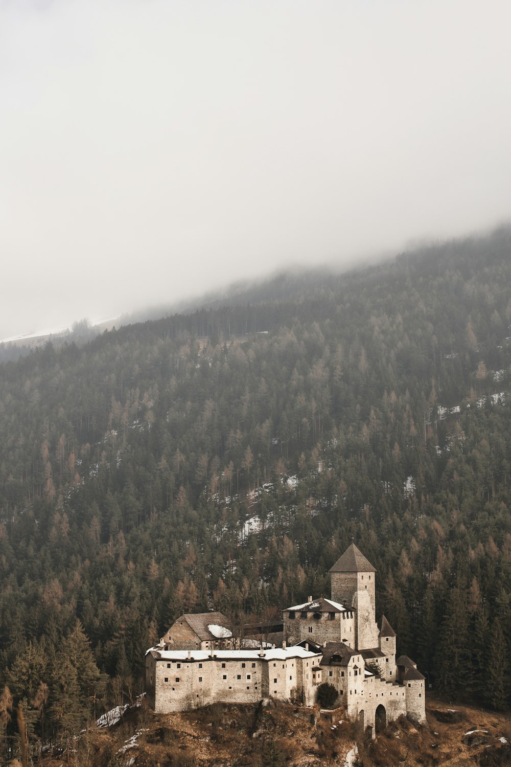 언덕 꼭대기에 있는 성의 풍경 사진