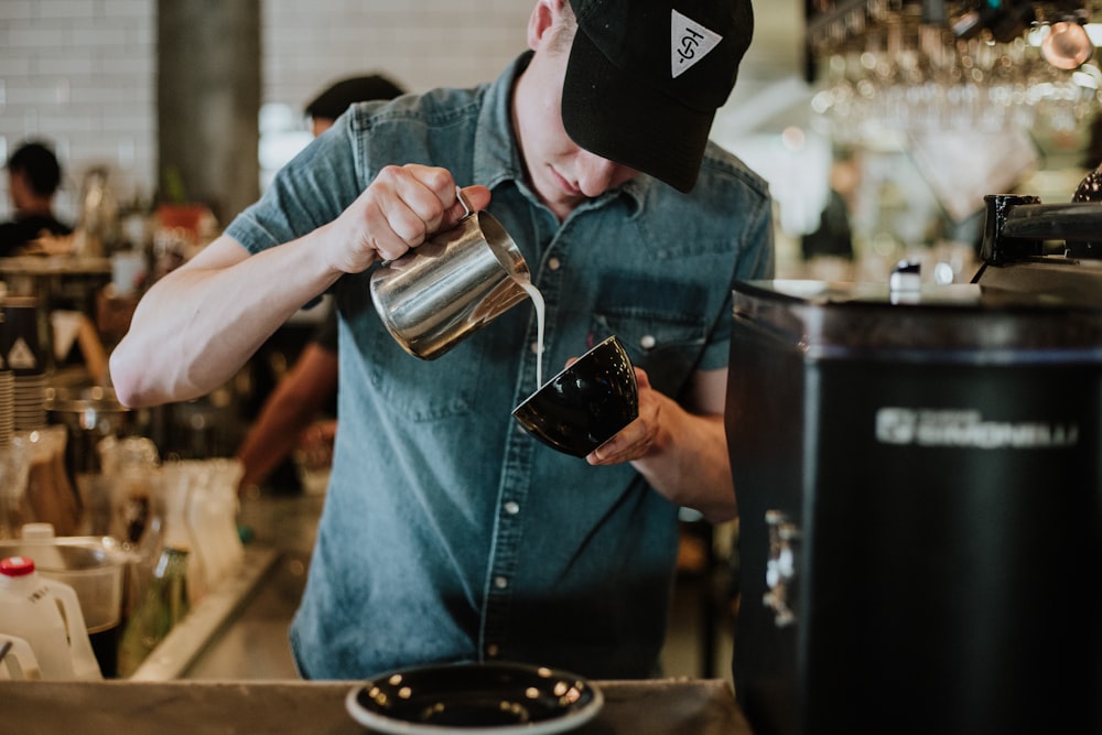 uomo che prepara un caffellatte