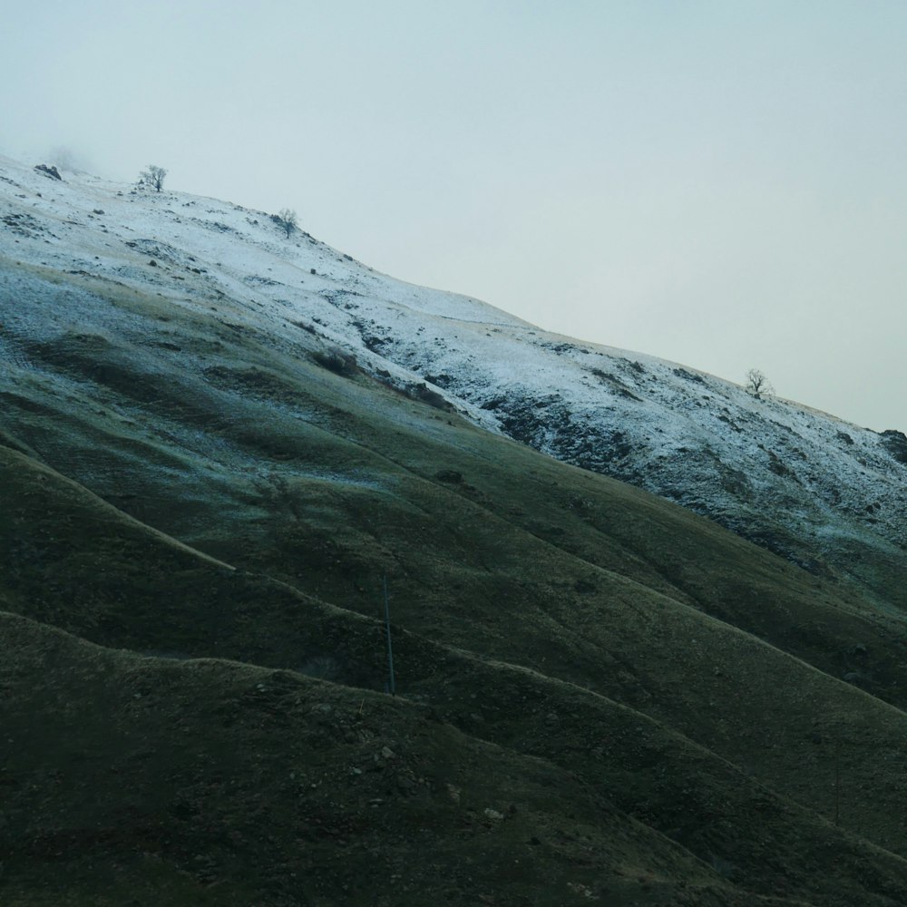 눈밭이 있는 회색과 흰색 산