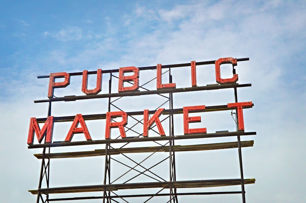 photo d’une enseigne rouge et noire du marché public
