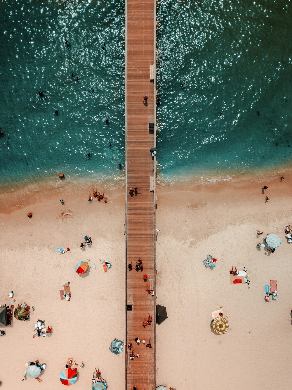 Fotografía a vista de pájaro de muelle de madera marrón en el cuerpo de agua