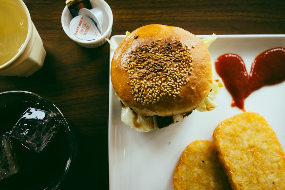 ケチャップ横のハンバーガー