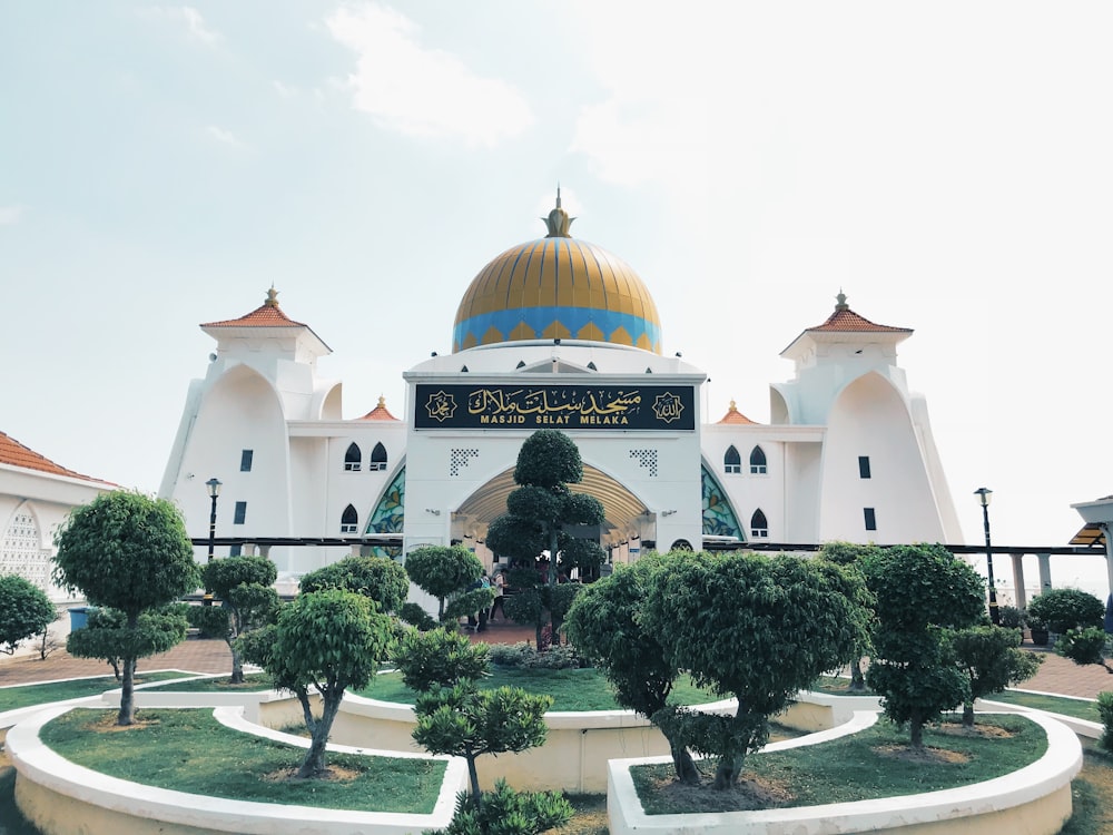 Bäume vor weiß-gelber Moschee