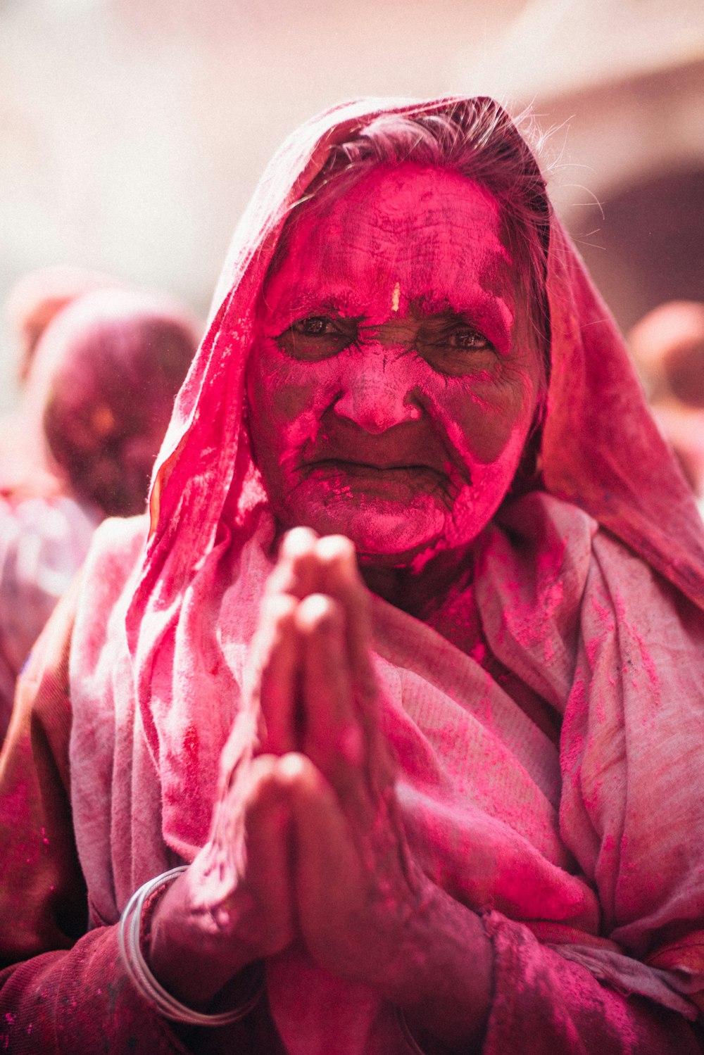 Frau feiert Holi