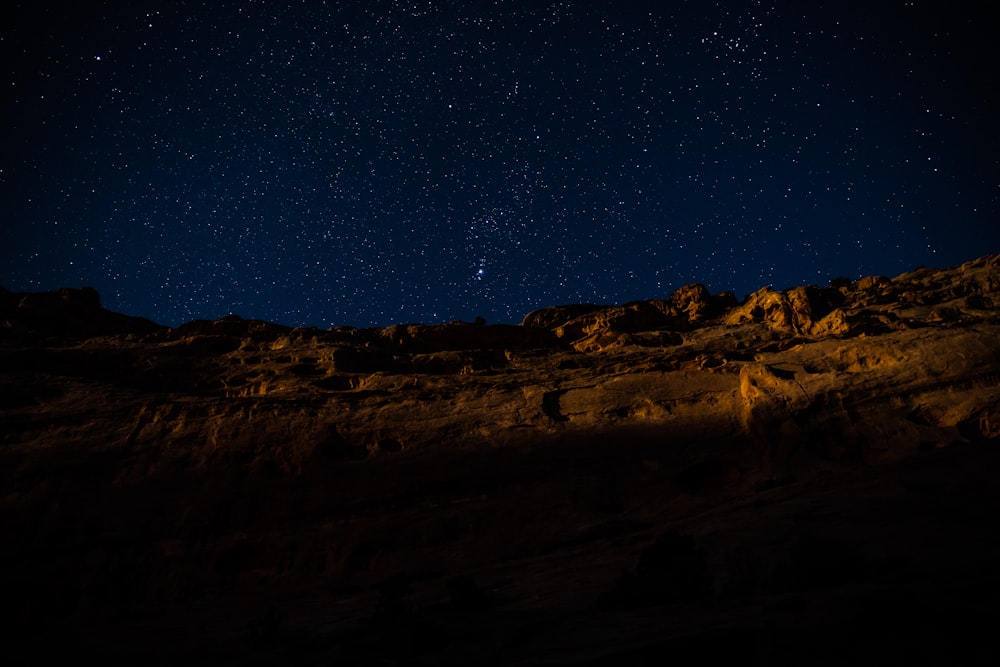 Landschaftsfotografie des Hügels bei Nacht