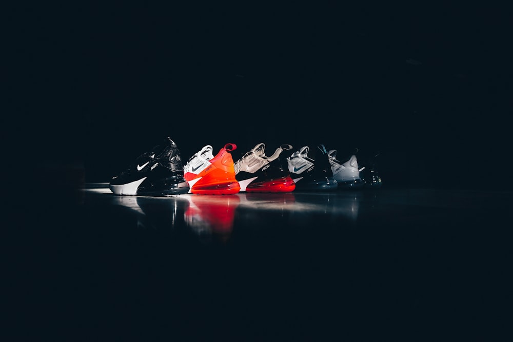 fünf farblich sortierte und ungepaarte Nike Low-Top-Sneaker