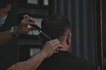 Coupe homme aux ciseaux