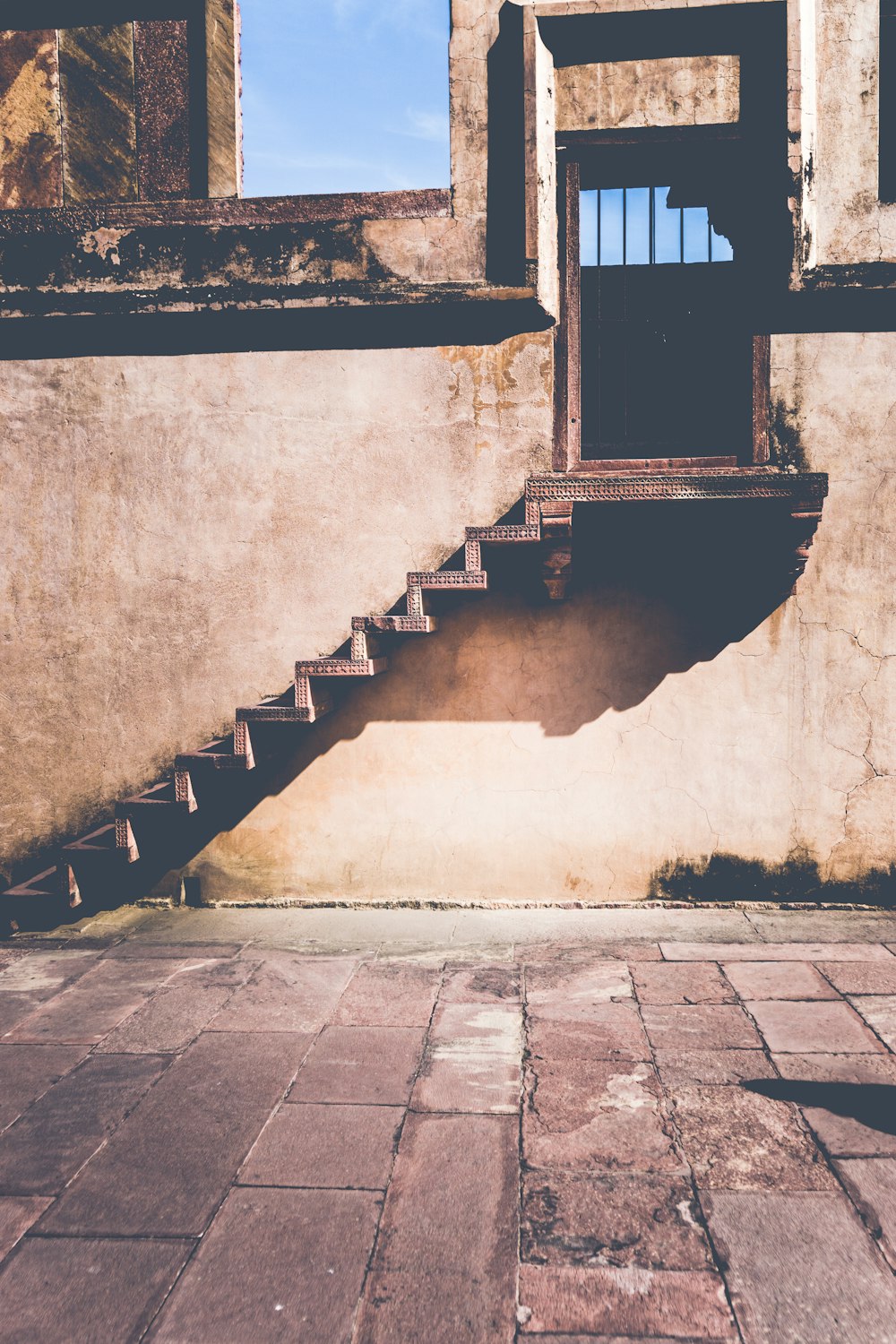 escalera vacía a través de una habitación vacía