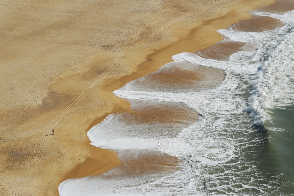 Photographie aérienne des vagues de la mer