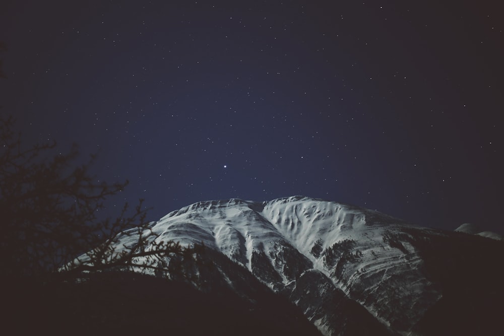 pico de la montaña durante la noche