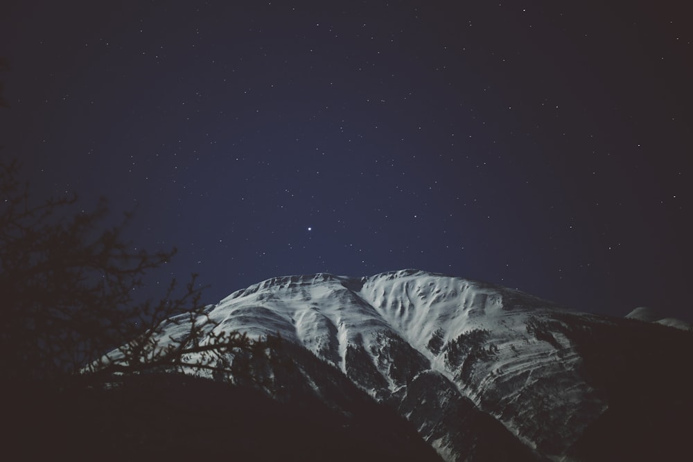 sommet de la montagne pendant la nuit