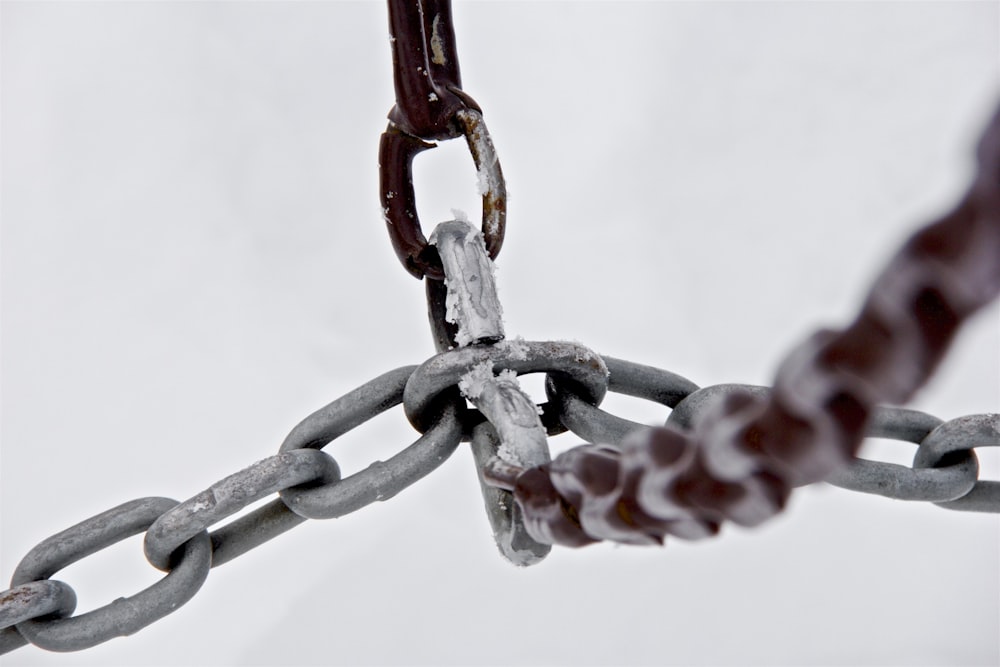 Fotografía de enfoque selectivo de cadenas metálicas grises