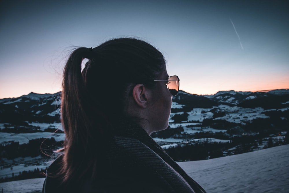 Mujer mirando en las montañas