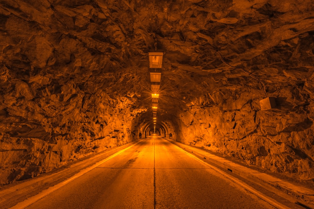 주황색 조명기구가 있는 터널 도로