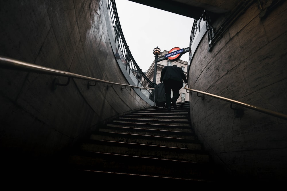 Leute, die die Treppe hinaufgingen, dachten unterirdisch