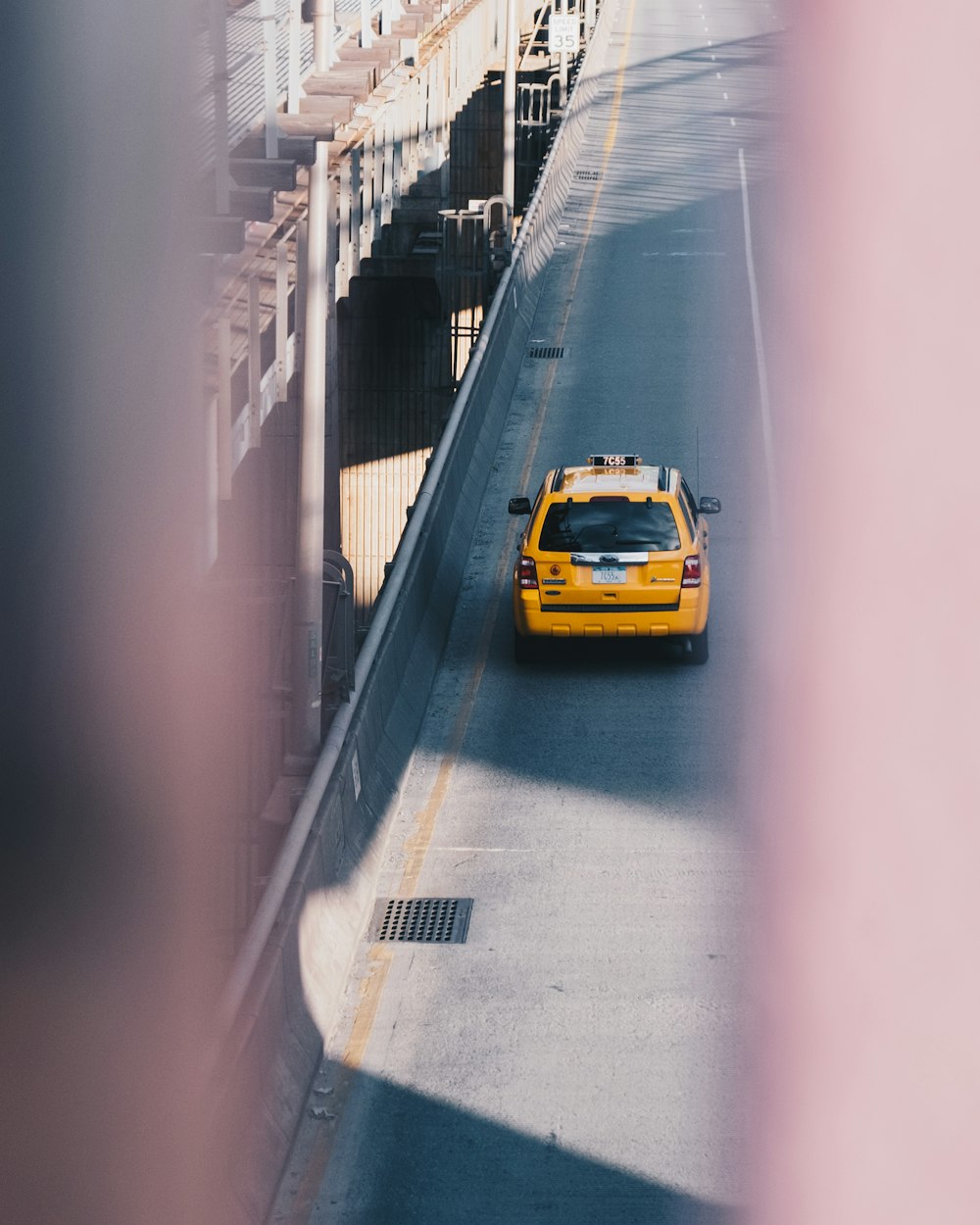 Taxi amarillo en la carretera