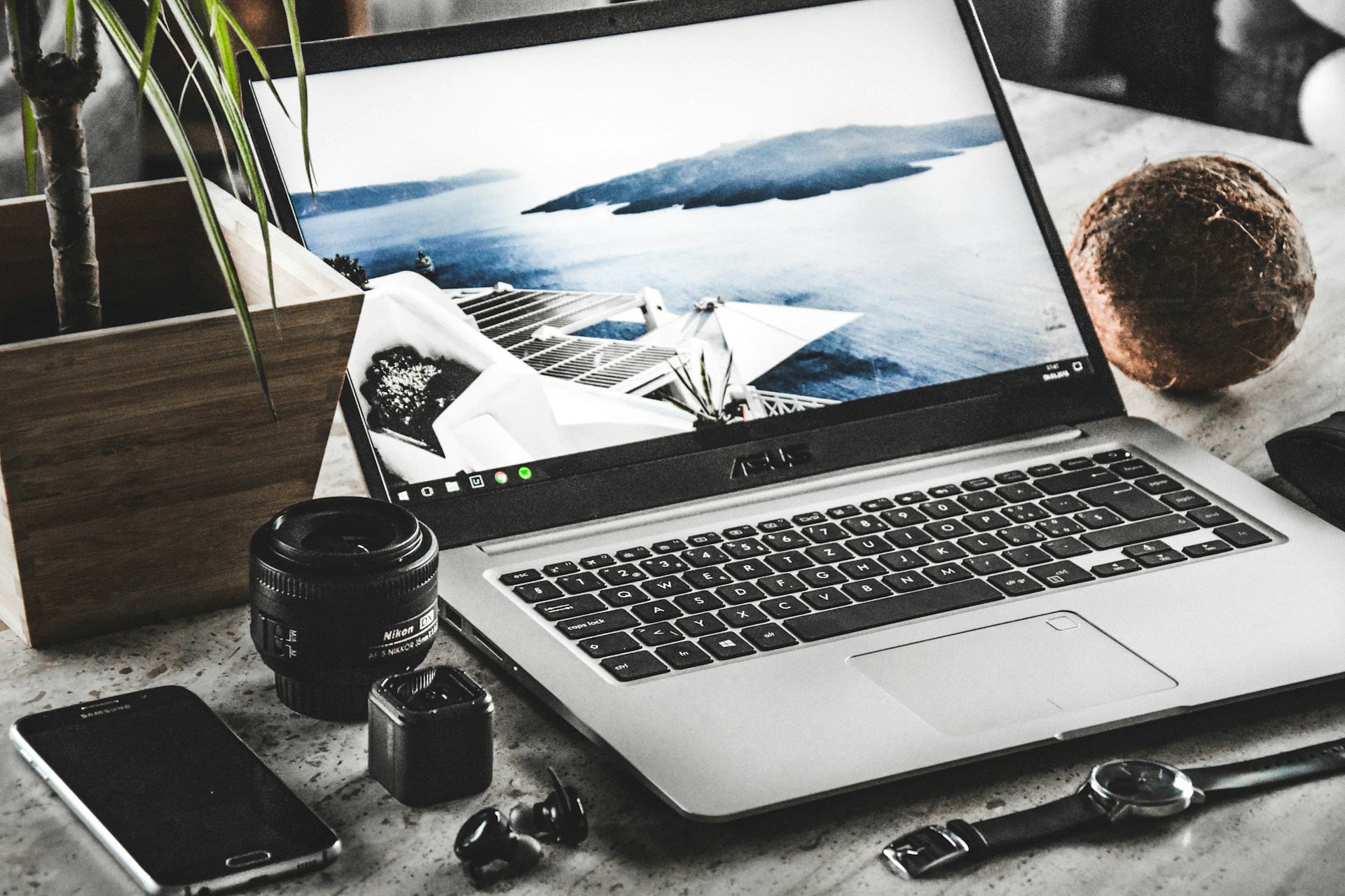 gray computer monitor