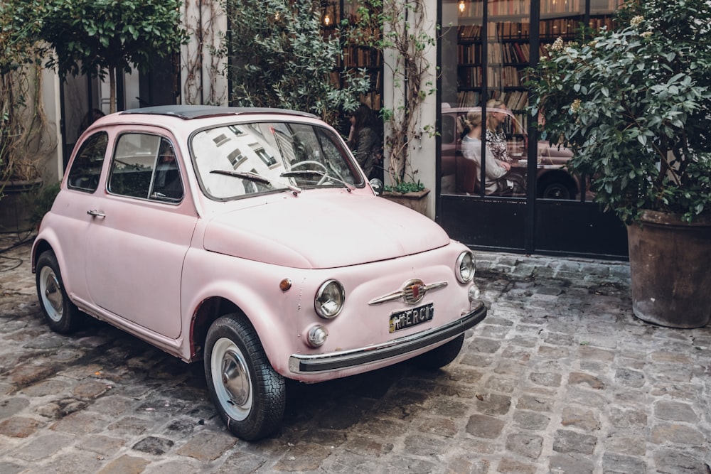 グレーのコンクリートフロアにピンクのFIAT500