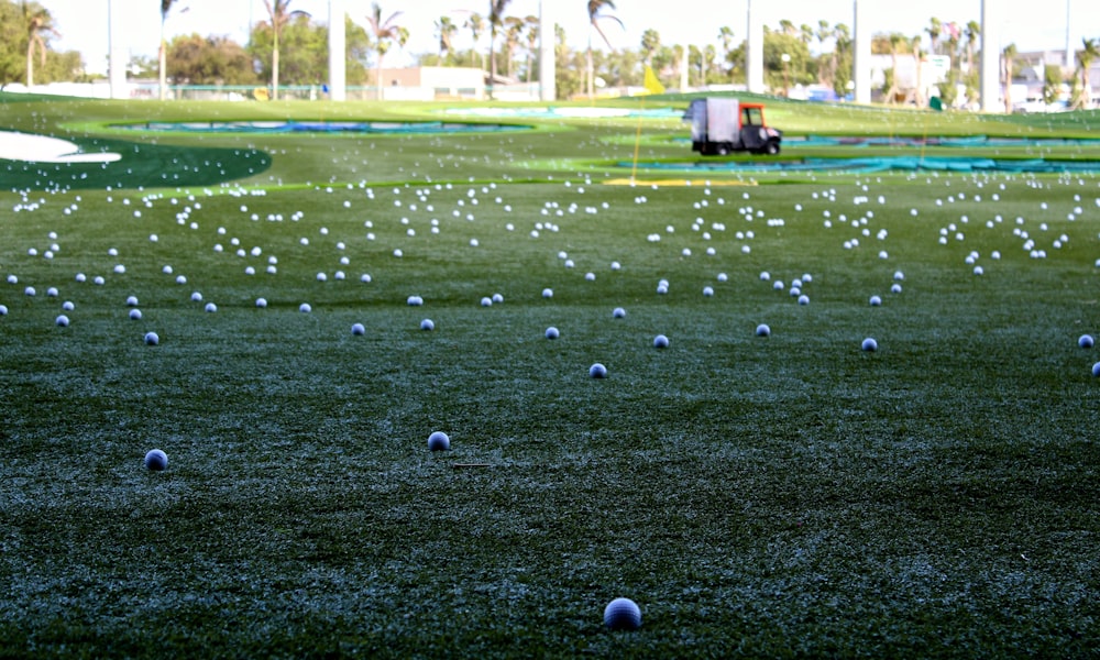 Campo de golfe sob céu ensolarado