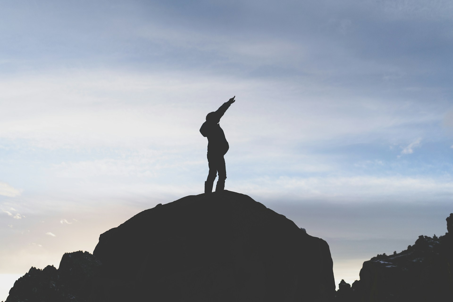 gray computer monitor