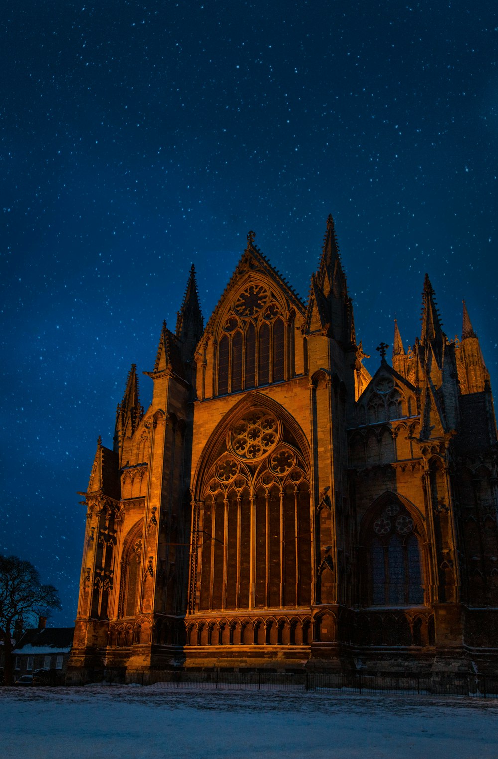 Igreja de concreto marrom à noite