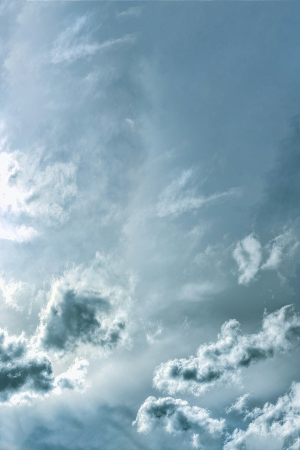 céu nublado branco e cinzento