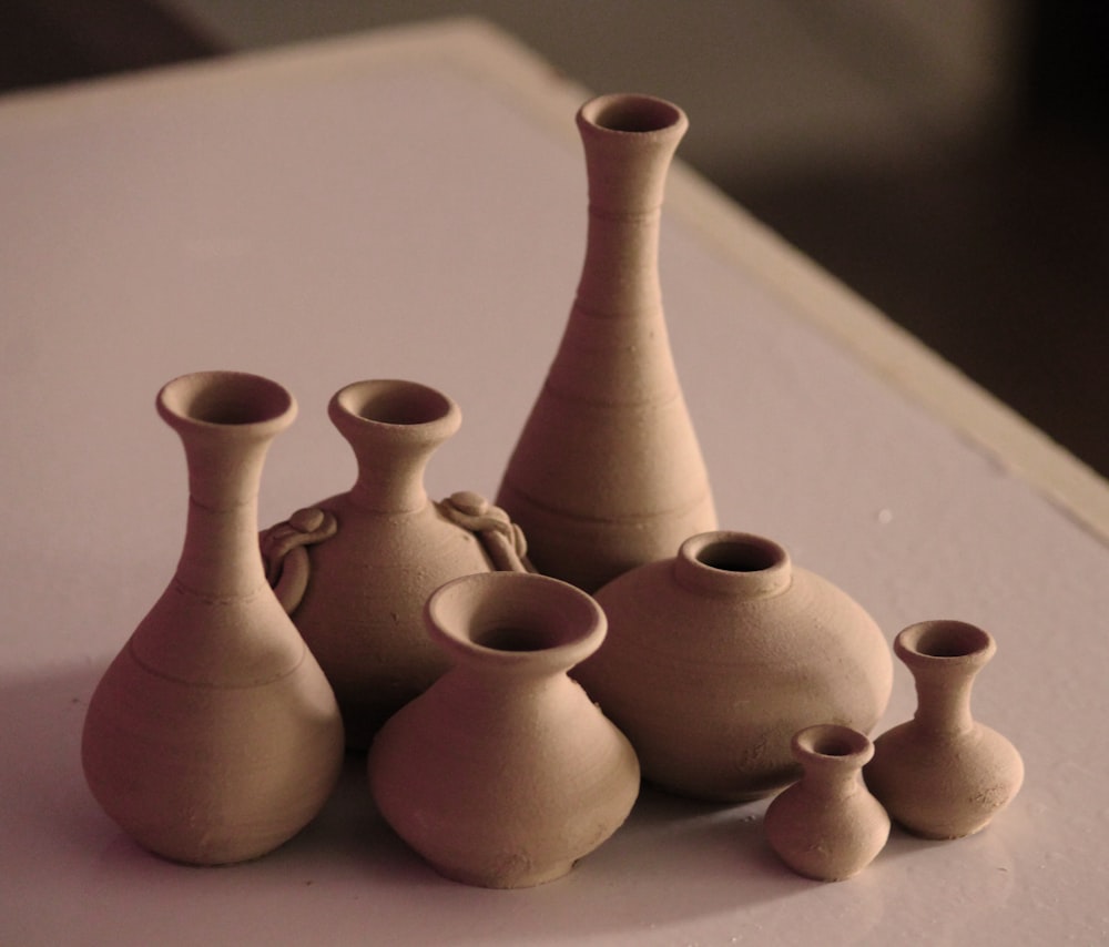 vases en argile blanche sur table