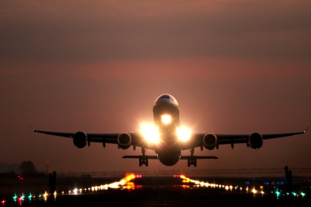 Aerolínea a punto de aterrizar en rampa