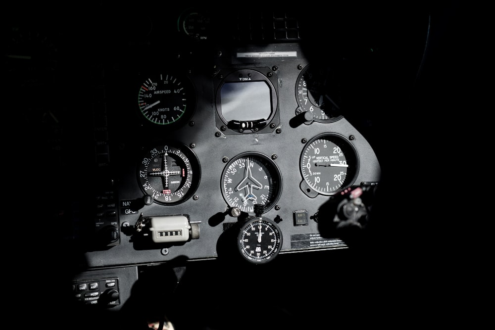 painel do cockpit preto e cinza