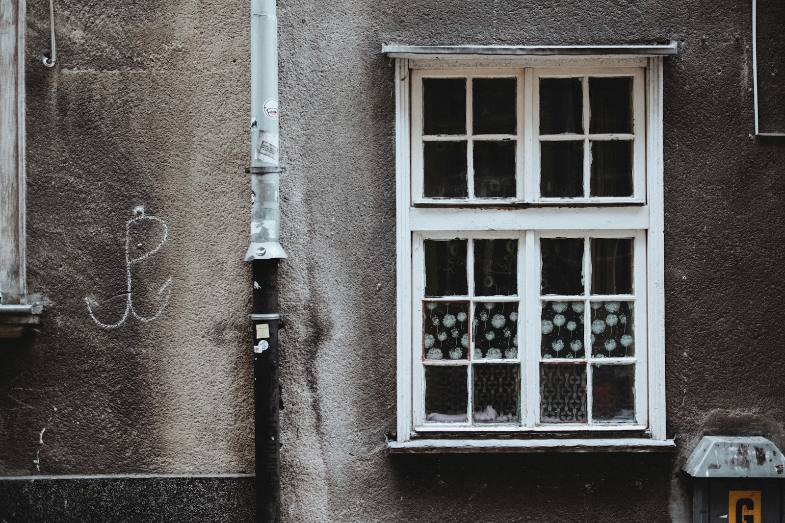 Fujifilm X-E3 + Fujifilm XF 23mm F1.4 R sample photo. Gray concrete house with photography