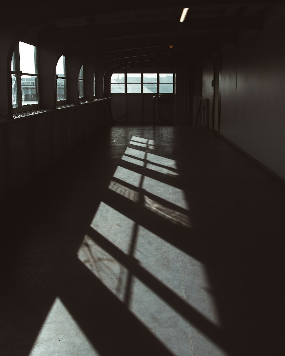 fotografia de quarto escurecido durante o dia