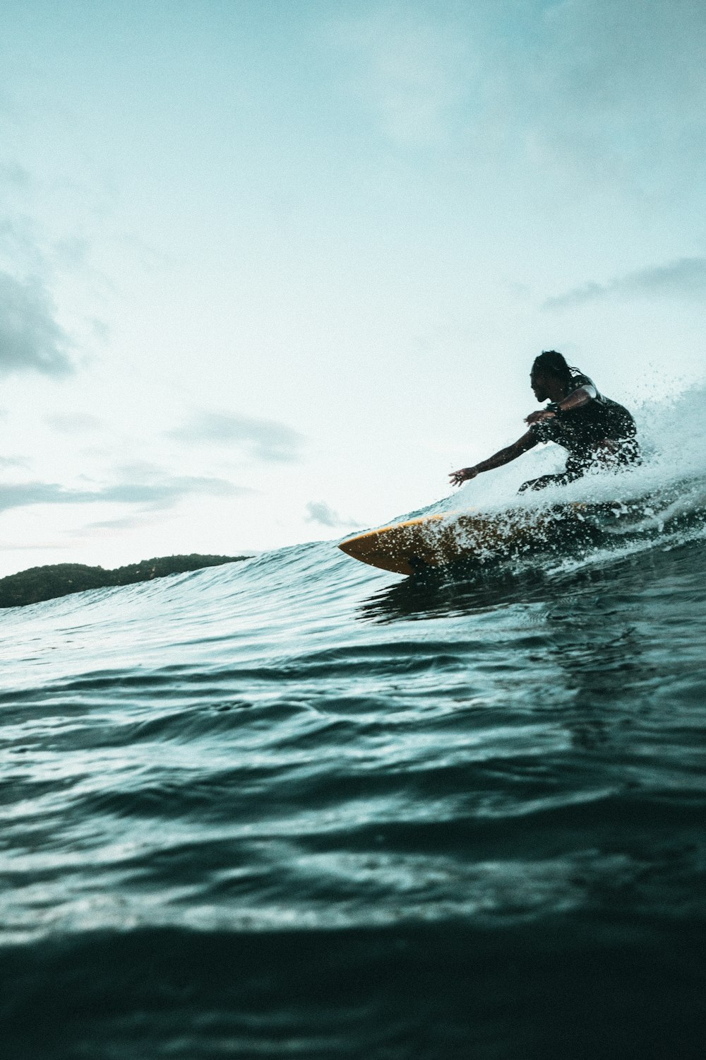 surf dell'uomo durante il giorno