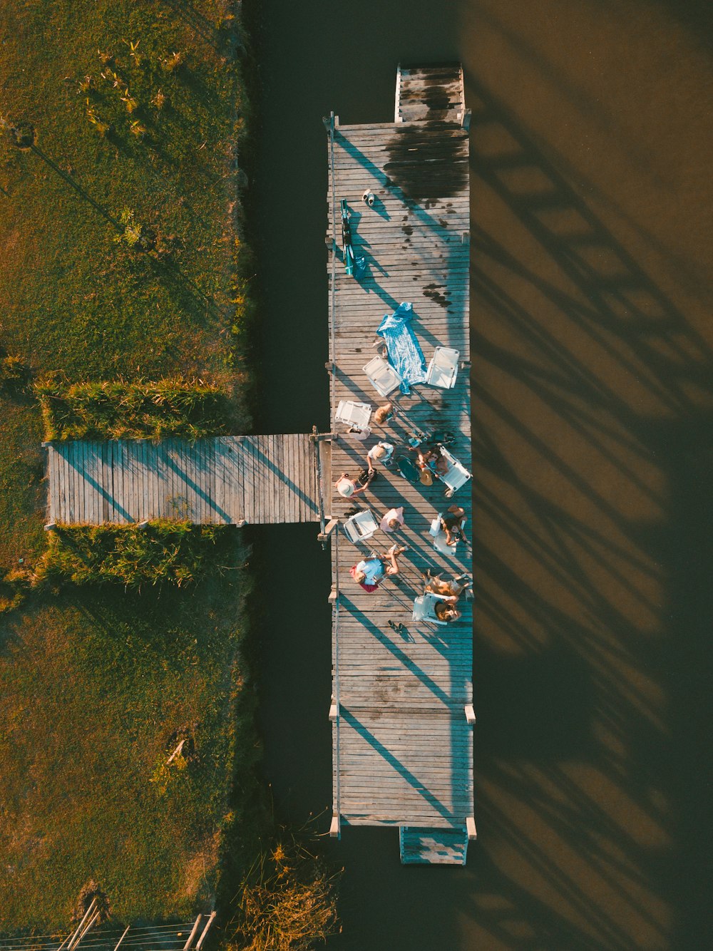 Vogelperspektivenfotografie einer Gruppe von Menschen, die sich auf dem Dock versammelt haben