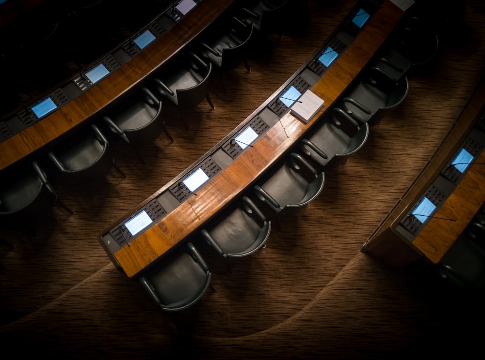 fotografia de baixa luminosidade de poltronas na frente da mesa