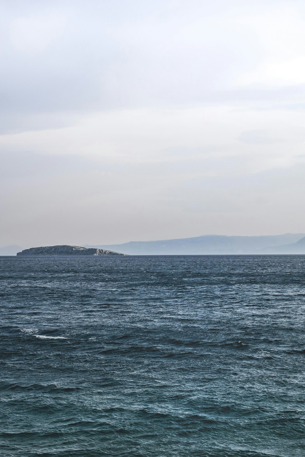 sea waves during daytime