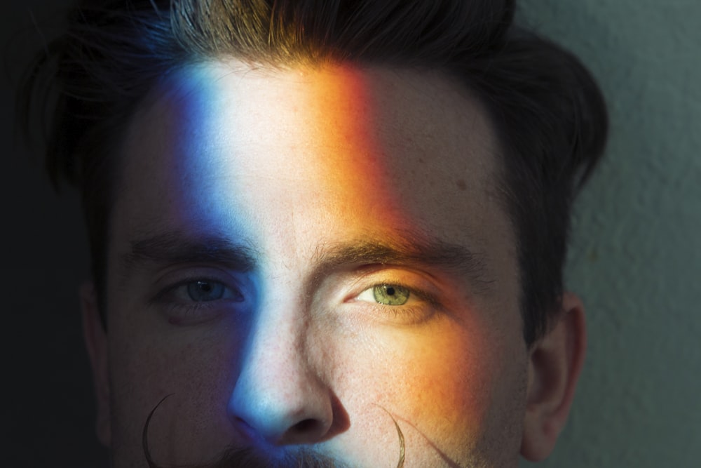 Foto de primer plano de la cara del hombre con reflejos de luz