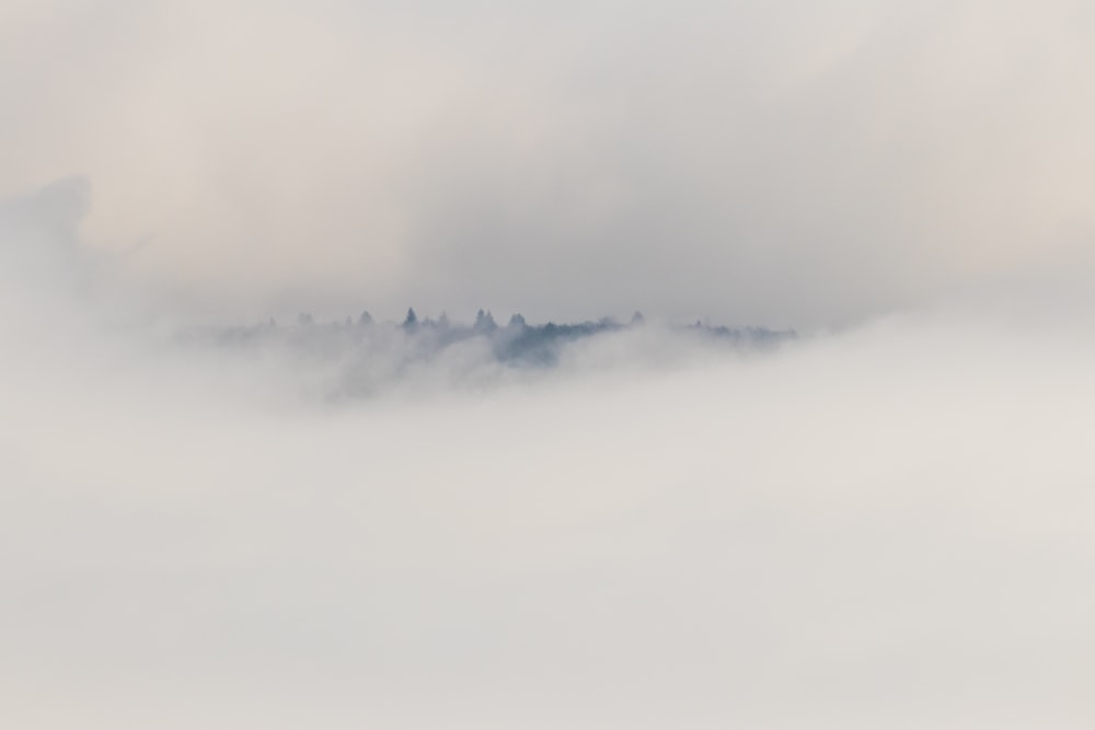 Berg mit Wolken bedeckt