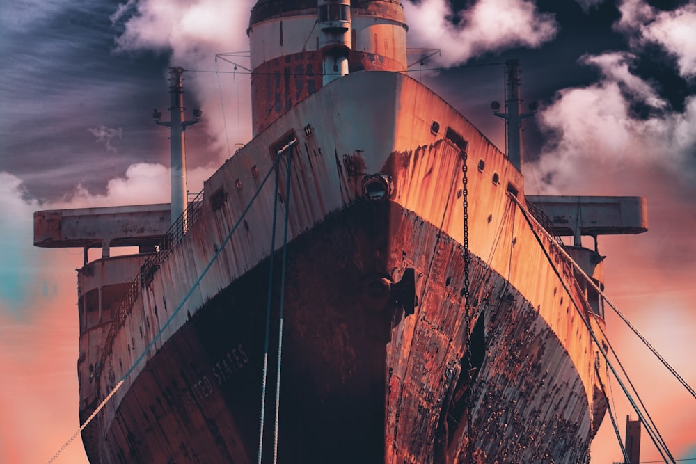 茶色のボートのローアングル写真